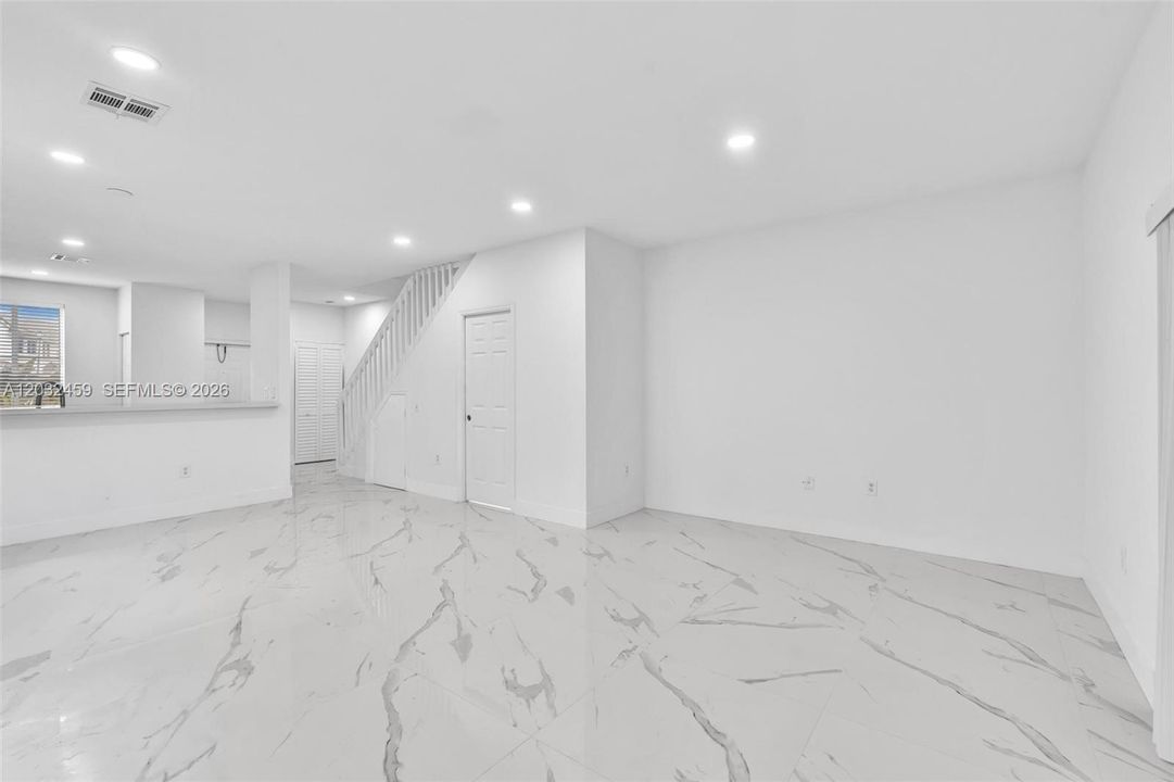 Activo con contrato: $2,850 (3 camas, 2 baños, 1440 Pies cuadrados)