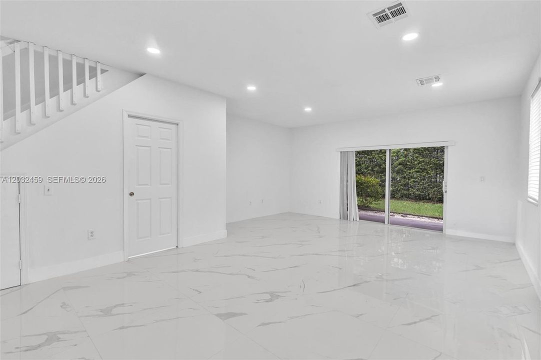 Activo con contrato: $2,850 (3 camas, 2 baños, 1440 Pies cuadrados)