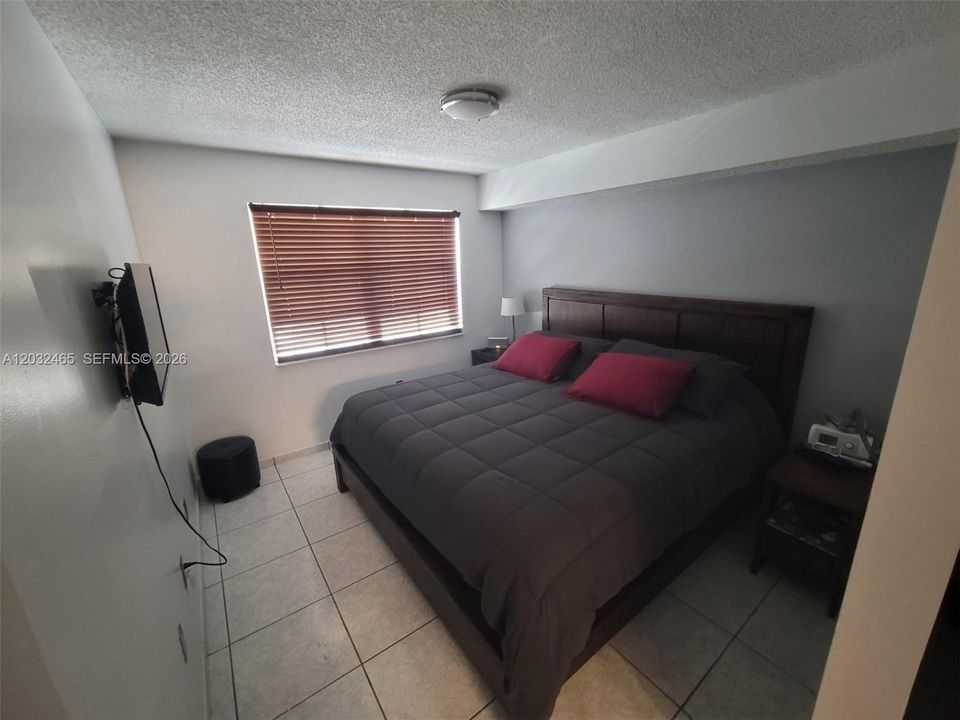 For Sale: $385,000 (2 beds, 2 baths, 890 Square Feet)