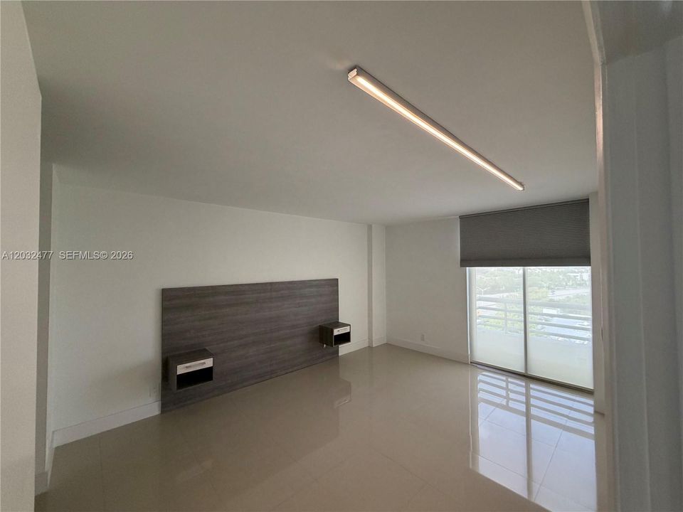 For Sale: $439,900 (1 beds, 2 baths, 990 Square Feet)