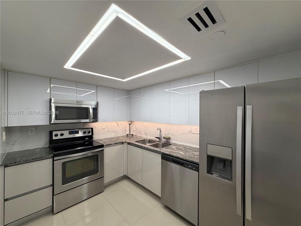 For Sale: $439,900 (1 beds, 2 baths, 990 Square Feet)