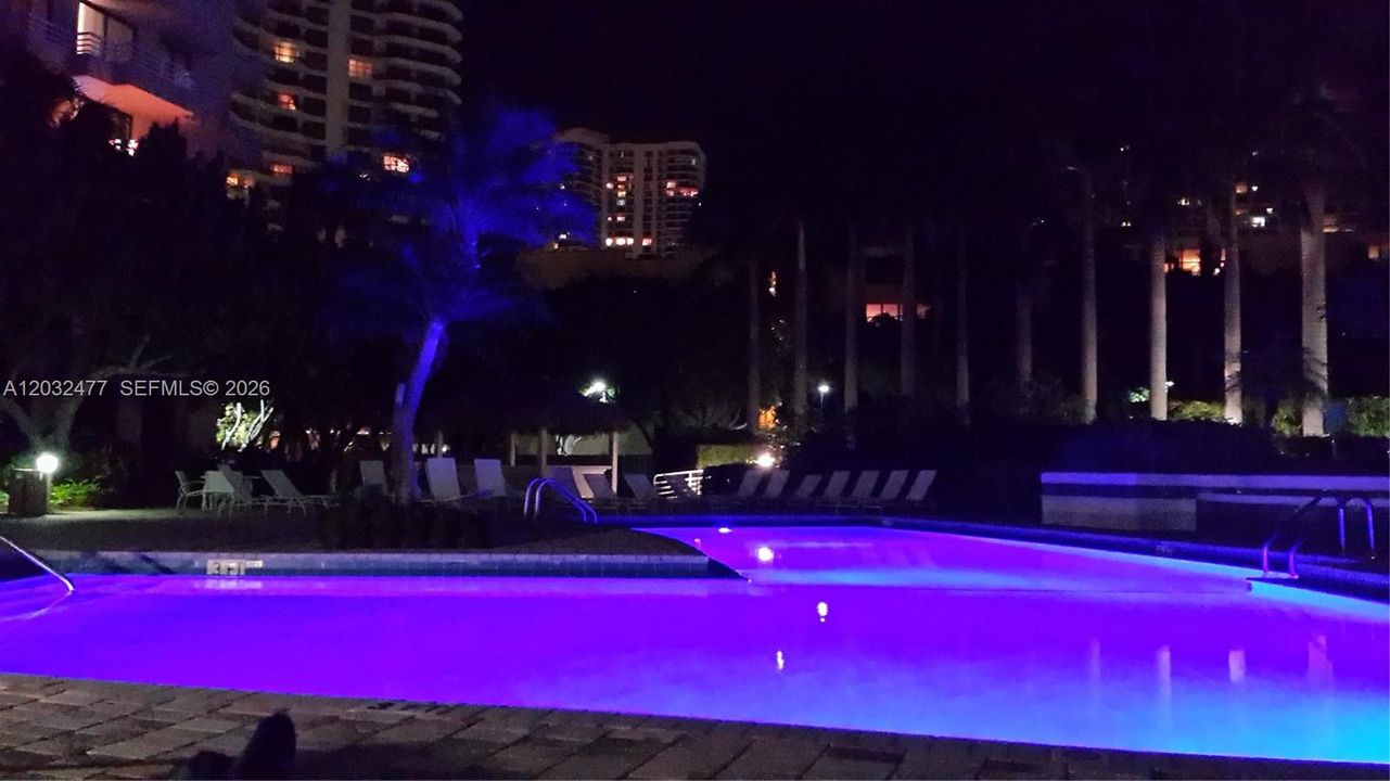 For Sale: $439,900 (1 beds, 2 baths, 990 Square Feet)