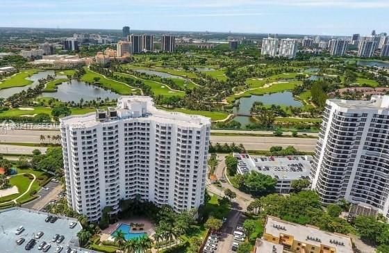 For Sale: $439,900 (1 beds, 2 baths, 990 Square Feet)