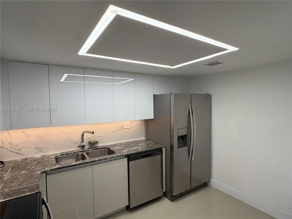 For Sale: $439,900 (1 beds, 2 baths, 990 Square Feet)