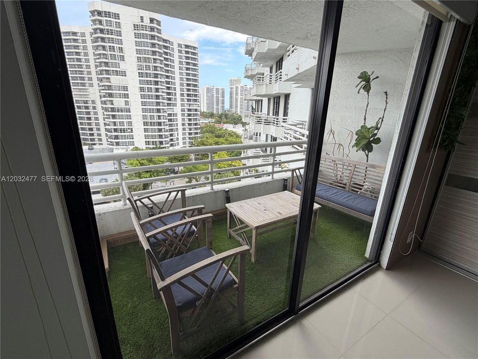 For Sale: $439,900 (1 beds, 2 baths, 990 Square Feet)