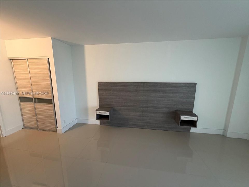 For Sale: $439,900 (1 beds, 2 baths, 990 Square Feet)