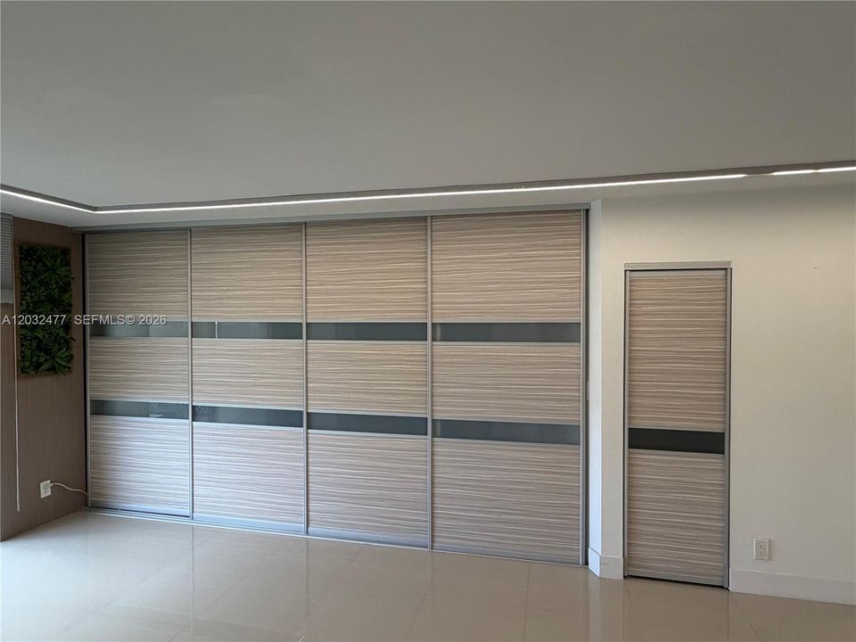 For Sale: $439,900 (1 beds, 2 baths, 990 Square Feet)