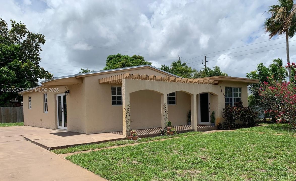 For Rent: $3,200 (3 beds, 2 baths, 1140 Square Feet)