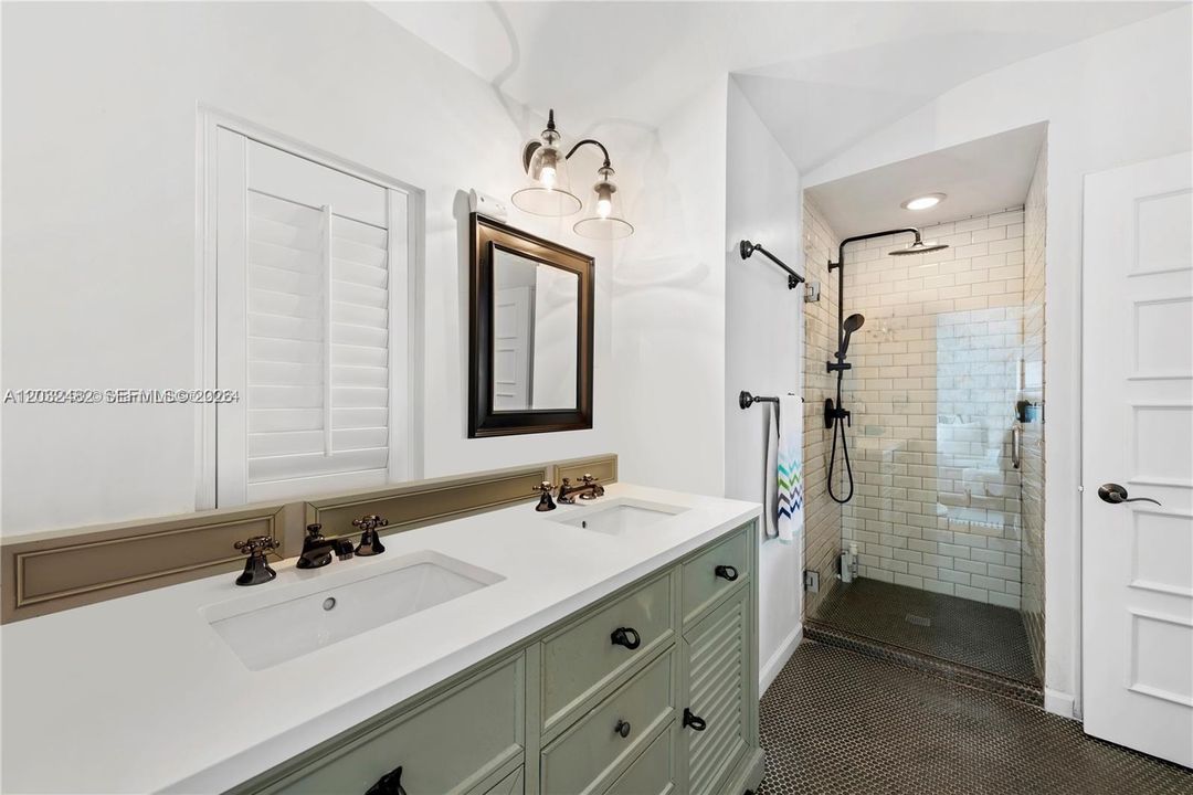 For Rent: $19,500 (4 beds, 3 baths, 2986 Square Feet)