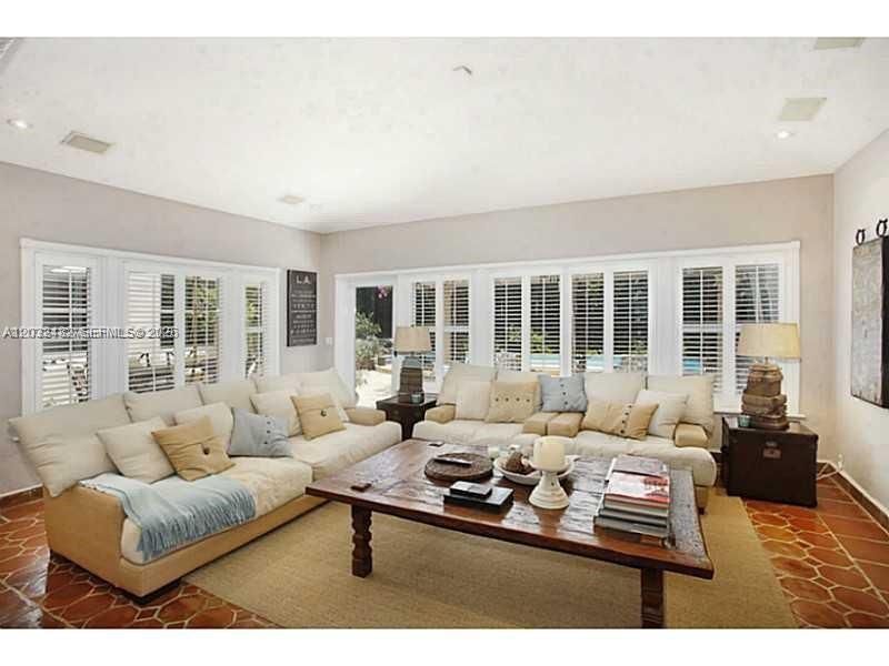 For Rent: $19,500 (4 beds, 3 baths, 2986 Square Feet)