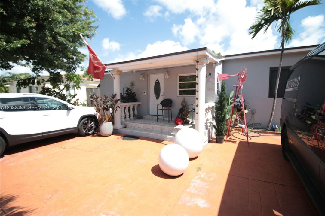 For Sale: $585,000 (2 beds, 1 baths, 1782 Square Feet)