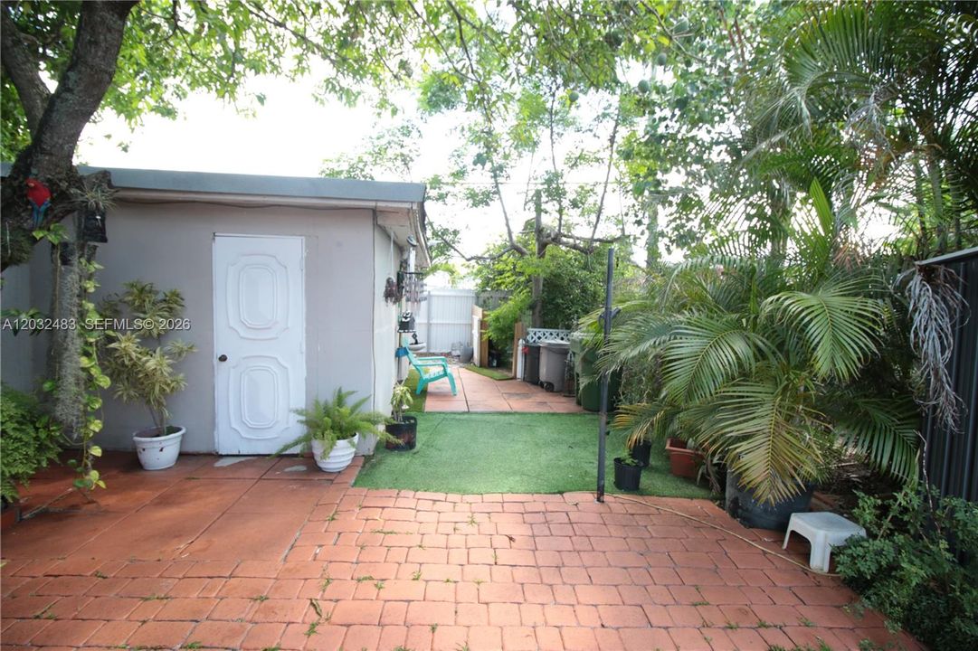 For Sale: $585,000 (2 beds, 1 baths, 1782 Square Feet)