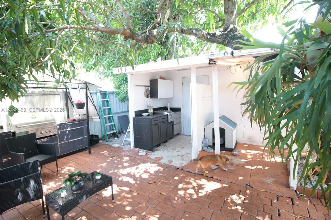 For Sale: $585,000 (2 beds, 1 baths, 1782 Square Feet)