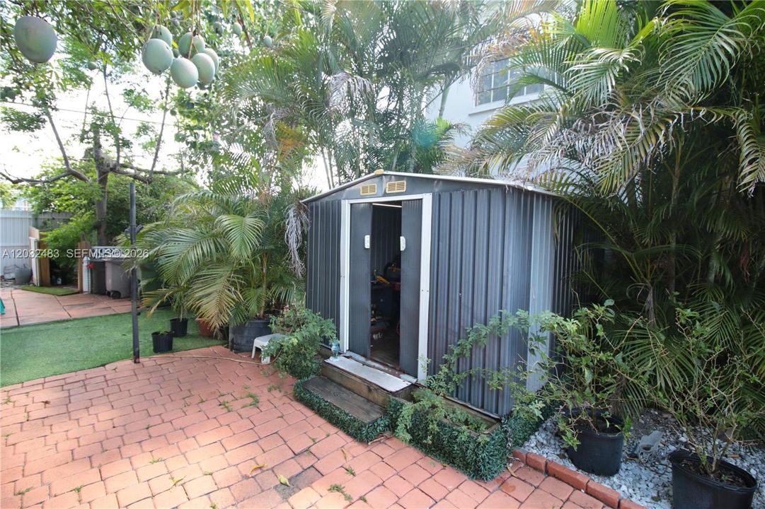 For Sale: $585,000 (2 beds, 1 baths, 1782 Square Feet)