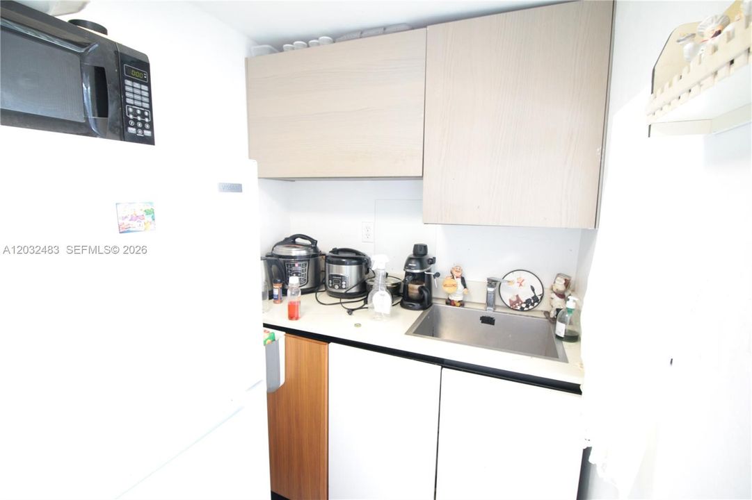 For Sale: $585,000 (2 beds, 1 baths, 1782 Square Feet)