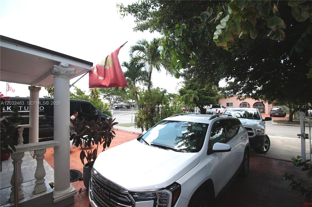 For Sale: $585,000 (2 beds, 1 baths, 1782 Square Feet)