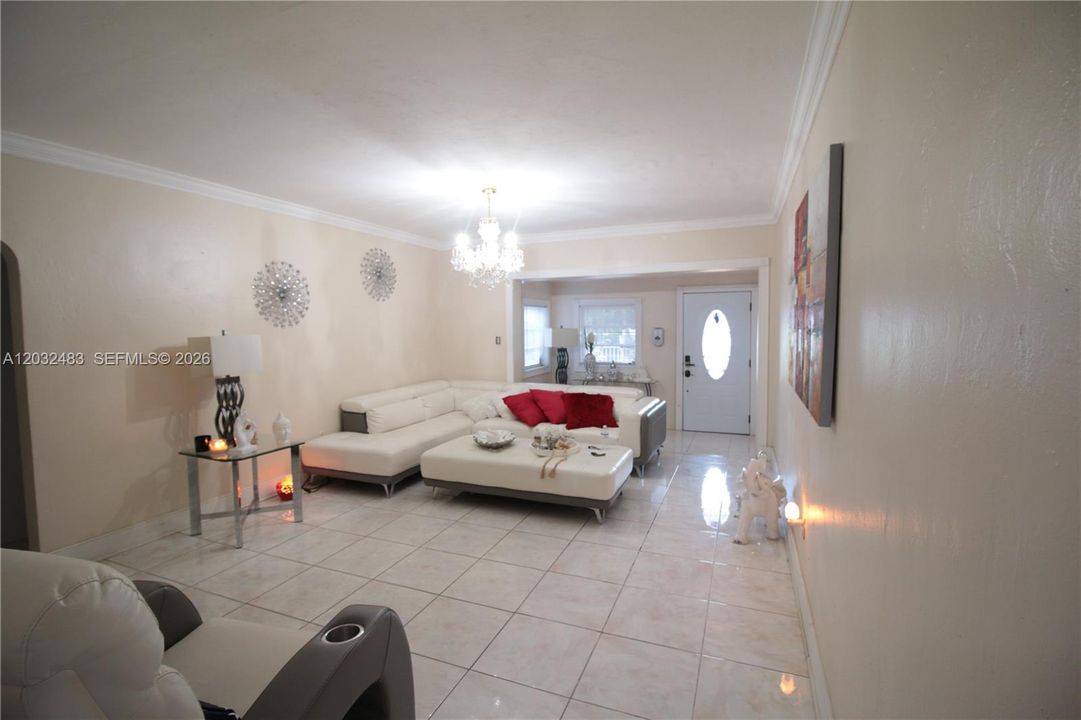 For Sale: $585,000 (2 beds, 1 baths, 1782 Square Feet)