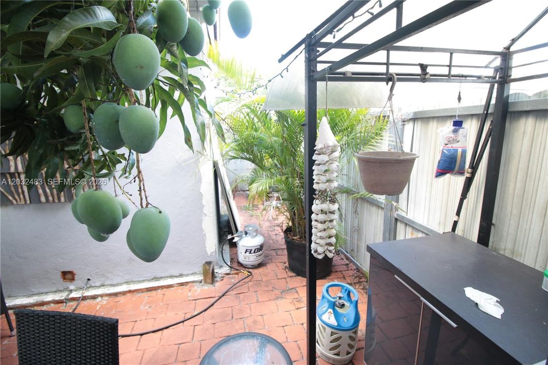 For Sale: $585,000 (2 beds, 1 baths, 1782 Square Feet)
