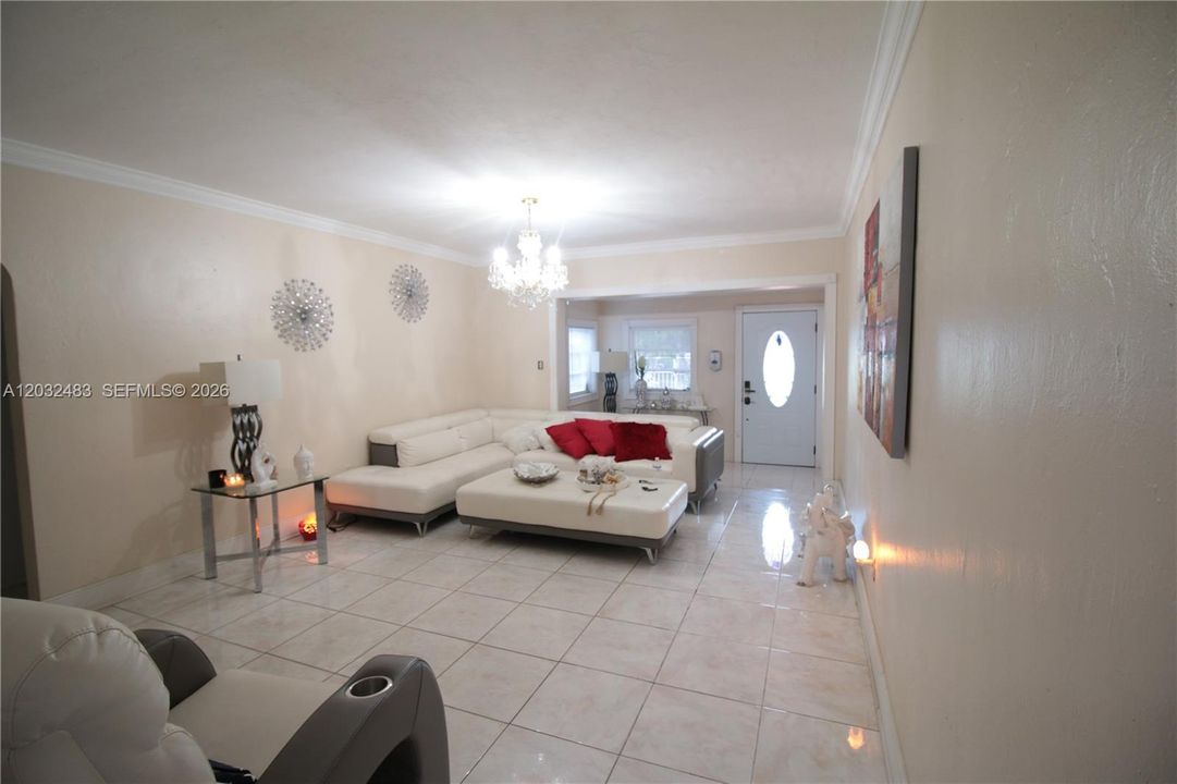 For Sale: $585,000 (2 beds, 1 baths, 1782 Square Feet)