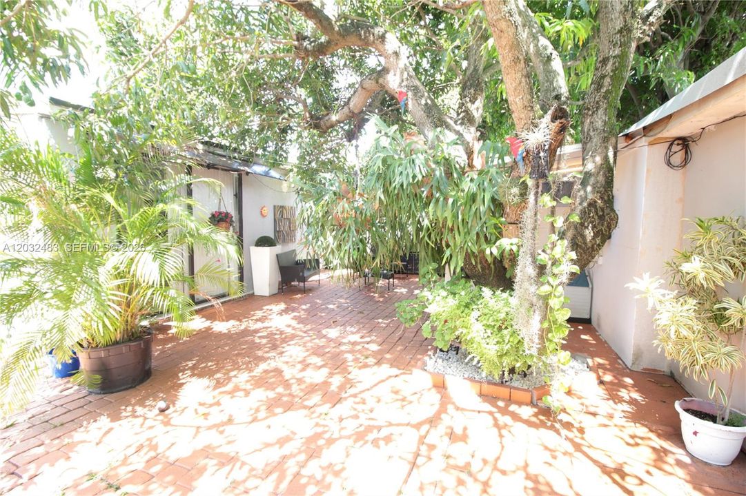 For Sale: $585,000 (2 beds, 1 baths, 1782 Square Feet)
