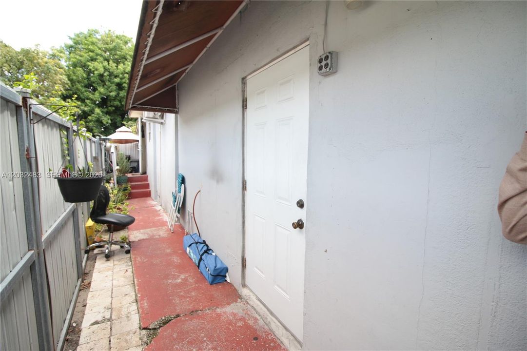 For Sale: $585,000 (2 beds, 1 baths, 1782 Square Feet)