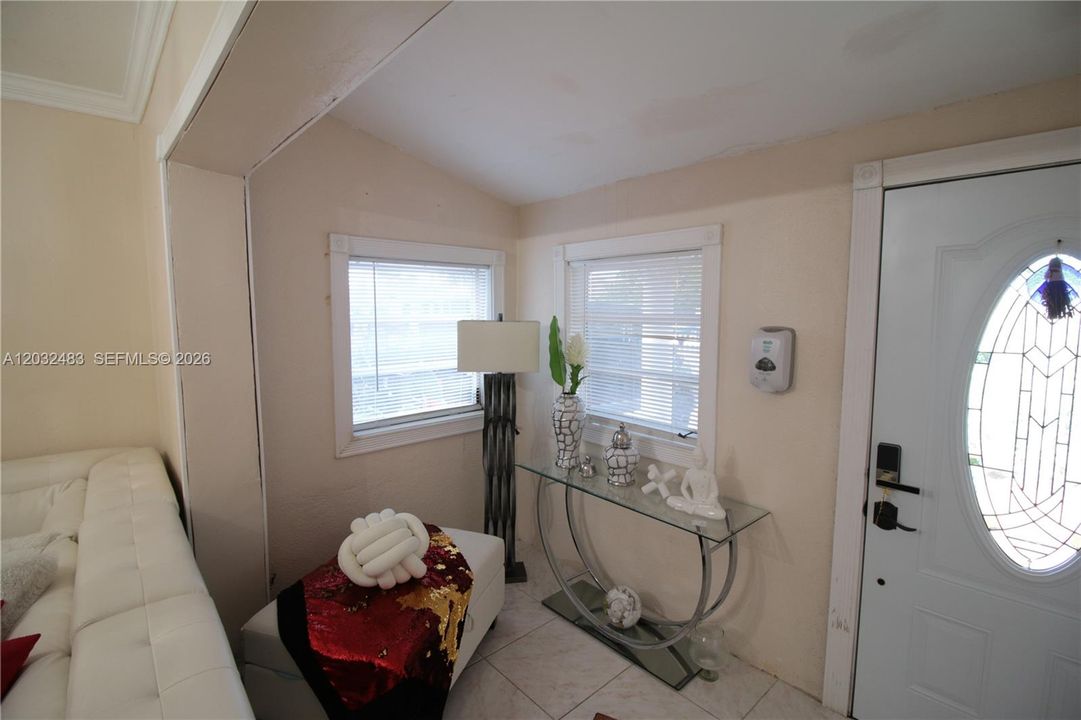 For Sale: $585,000 (2 beds, 1 baths, 1782 Square Feet)