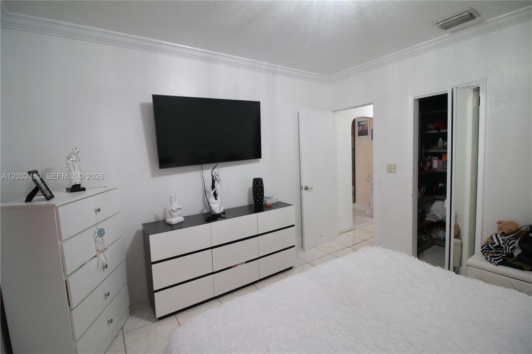 For Sale: $585,000 (2 beds, 1 baths, 1782 Square Feet)