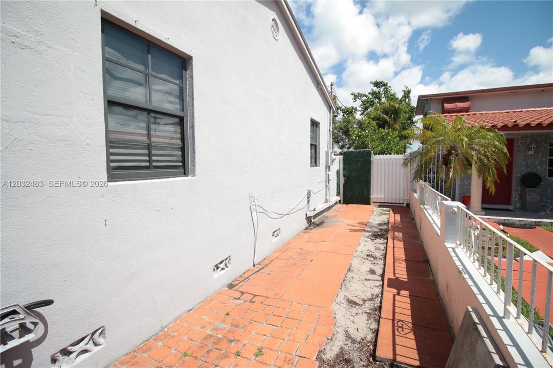 For Sale: $585,000 (2 beds, 1 baths, 1782 Square Feet)