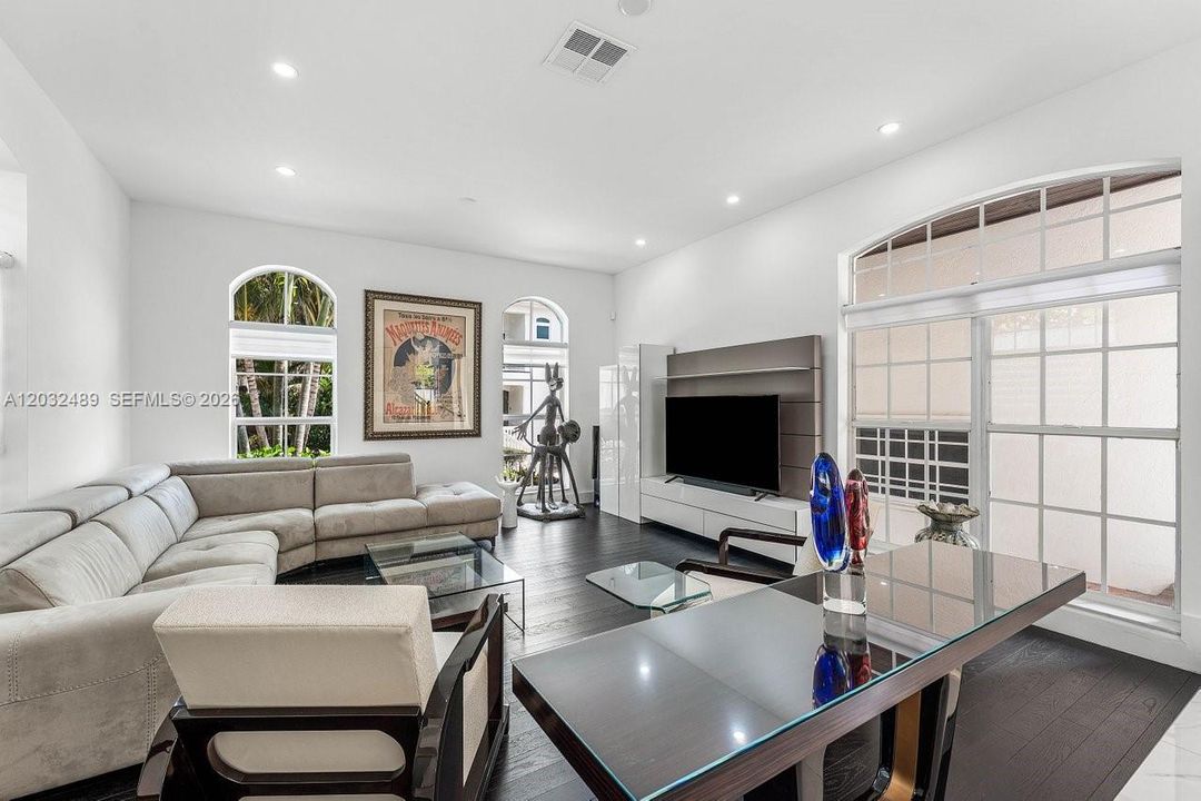 For Sale: $2,850,000 (4 beds, 3 baths, 2664 Square Feet)