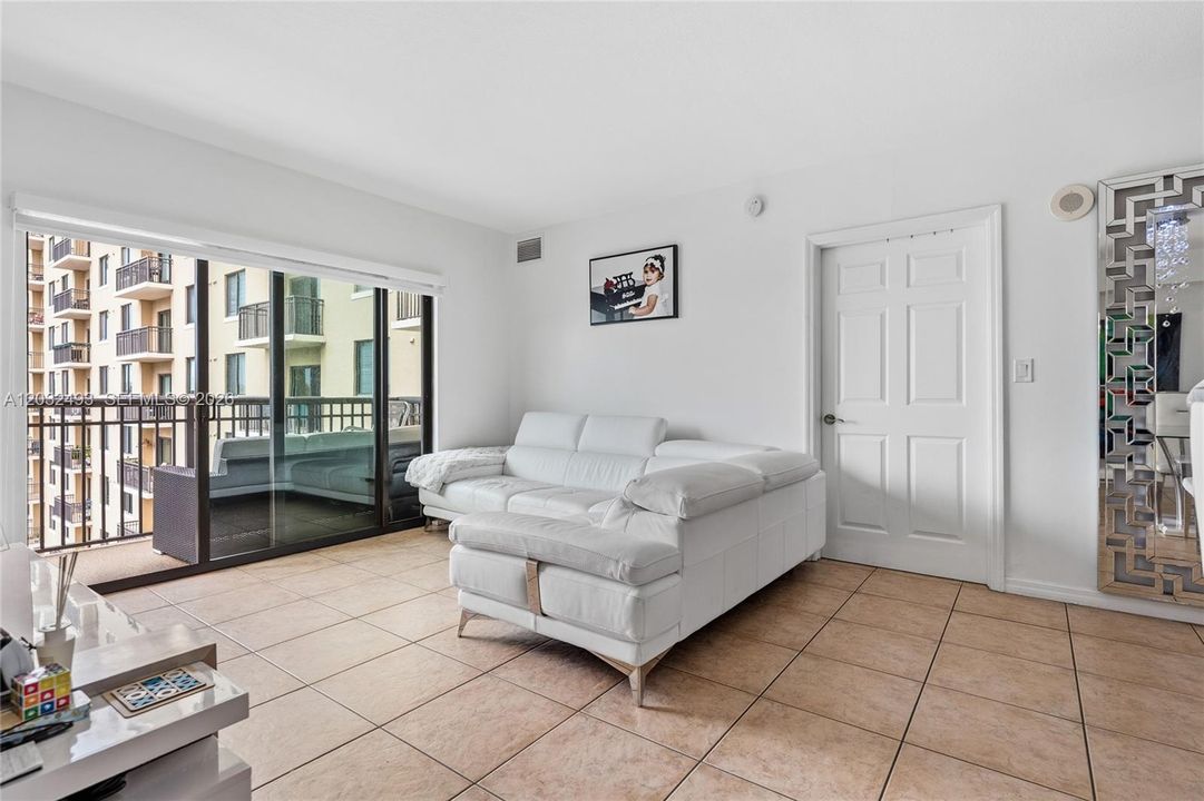 For Sale: $420,000 (2 beds, 2 baths, 1009 Square Feet)