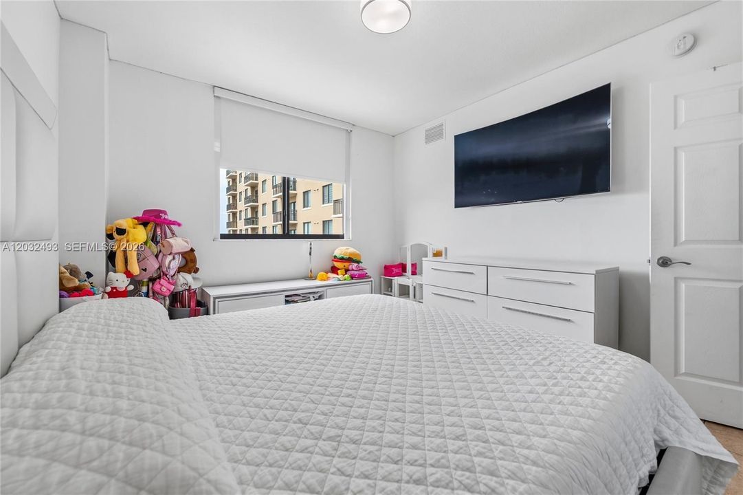 For Sale: $420,000 (2 beds, 2 baths, 1009 Square Feet)