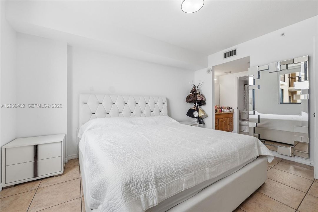 For Sale: $420,000 (2 beds, 2 baths, 1009 Square Feet)