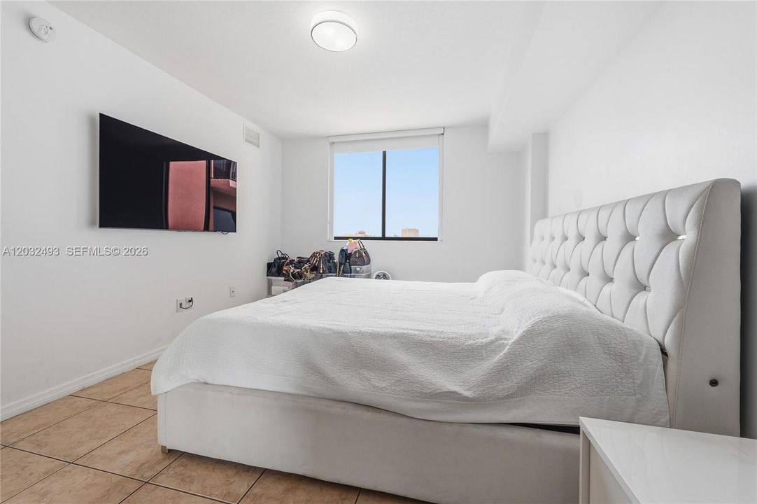 For Sale: $420,000 (2 beds, 2 baths, 1009 Square Feet)