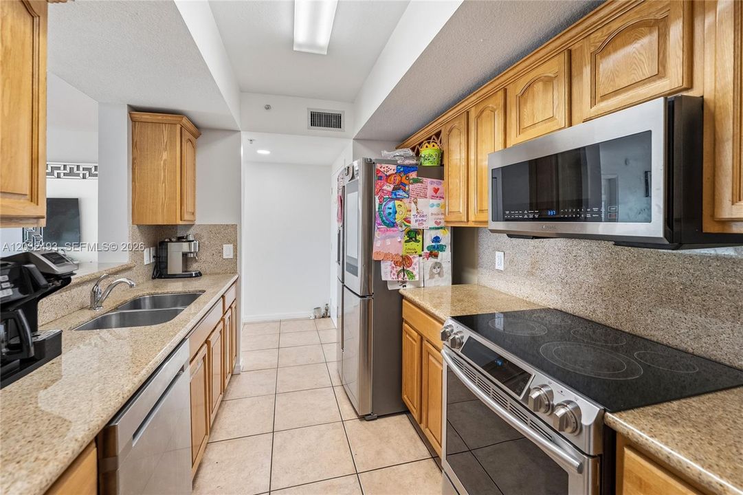 For Sale: $420,000 (2 beds, 2 baths, 1009 Square Feet)