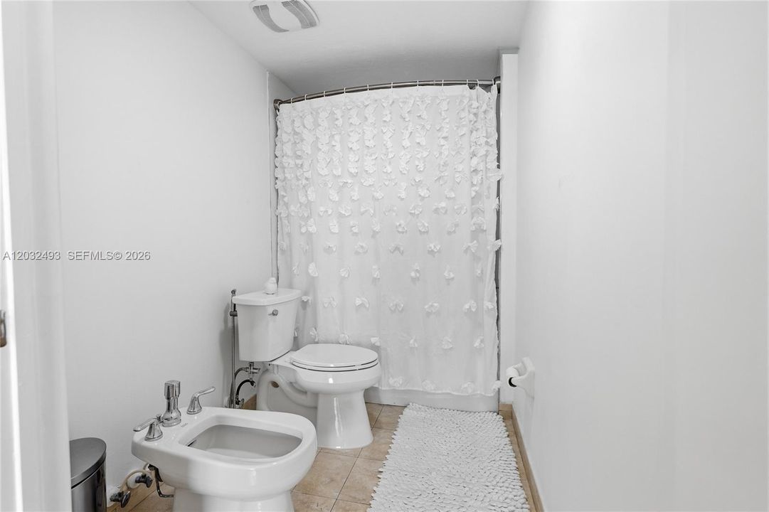 For Sale: $420,000 (2 beds, 2 baths, 1009 Square Feet)