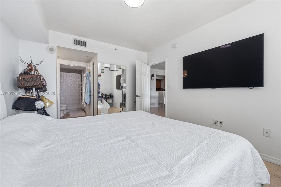 For Sale: $420,000 (2 beds, 2 baths, 1009 Square Feet)