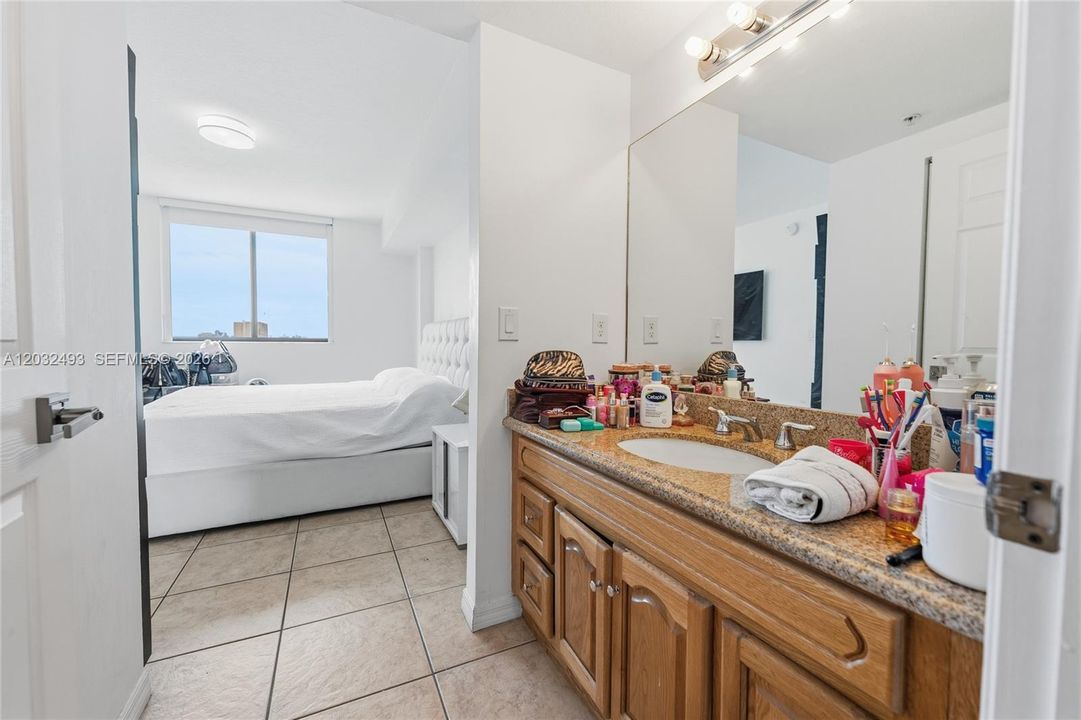 For Sale: $420,000 (2 beds, 2 baths, 1009 Square Feet)