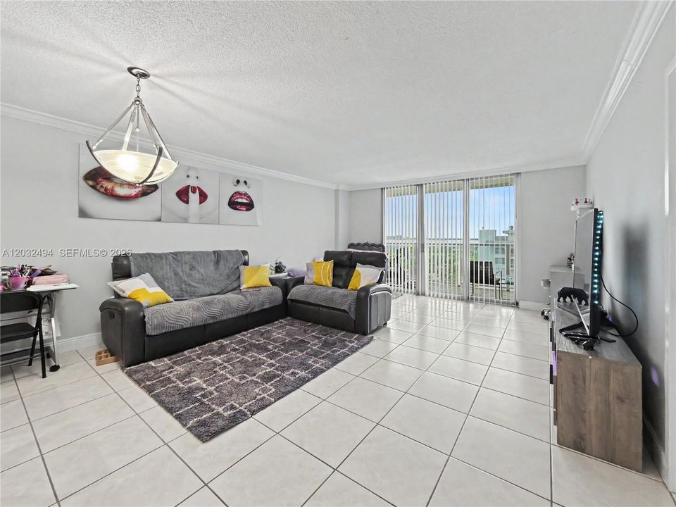 For Sale: $499,000 (1 beds, 2 baths, 824 Square Feet)