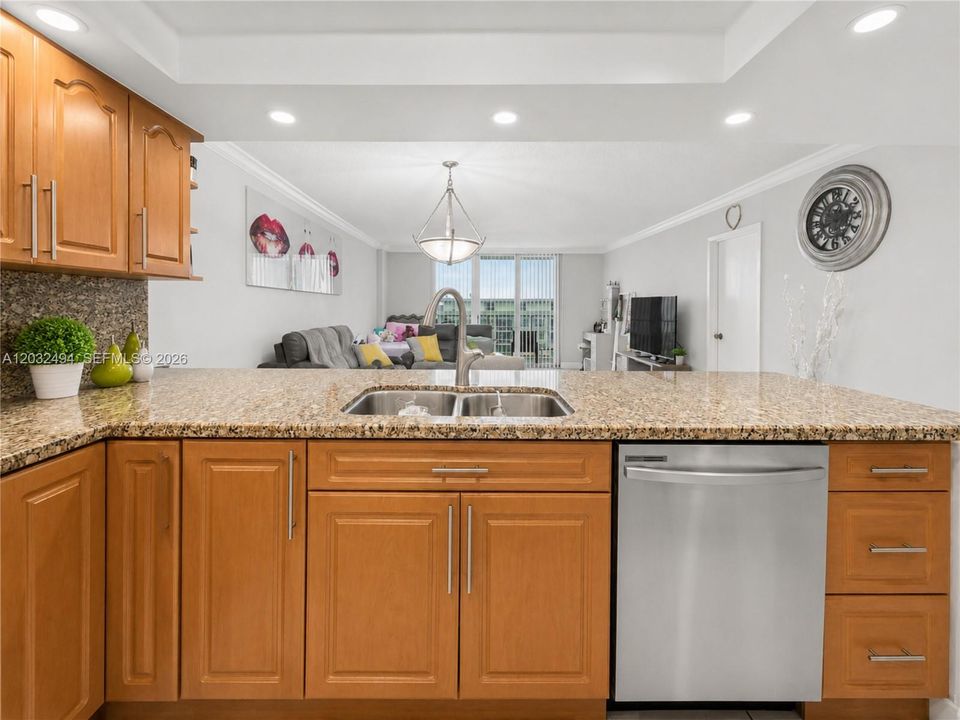 For Sale: $499,000 (1 beds, 2 baths, 824 Square Feet)