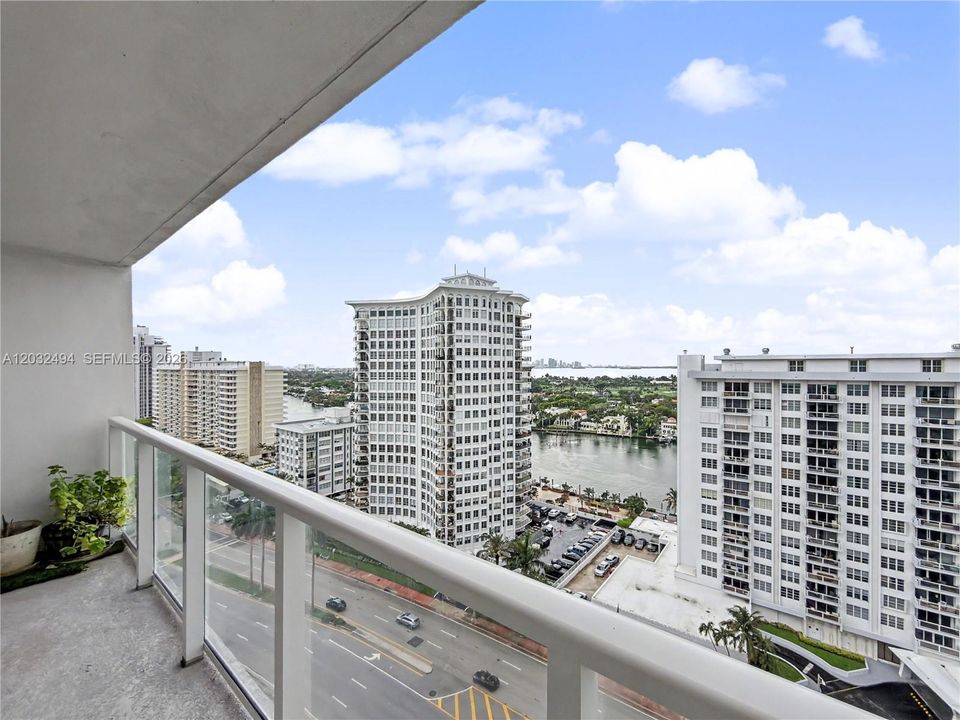 For Sale: $499,000 (1 beds, 2 baths, 824 Square Feet)
