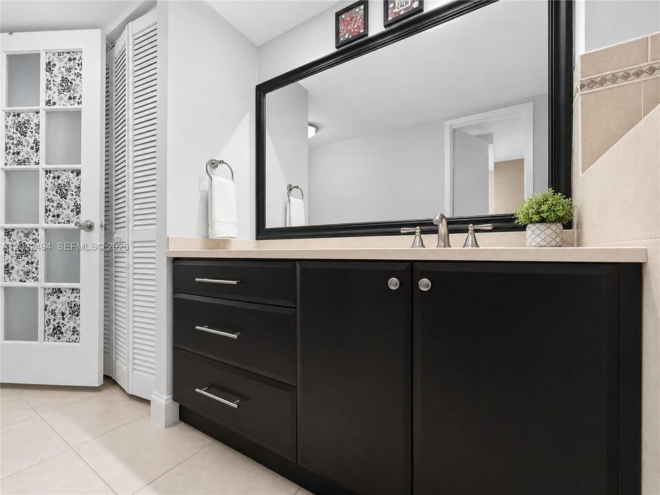 For Sale: $499,000 (1 beds, 2 baths, 824 Square Feet)
