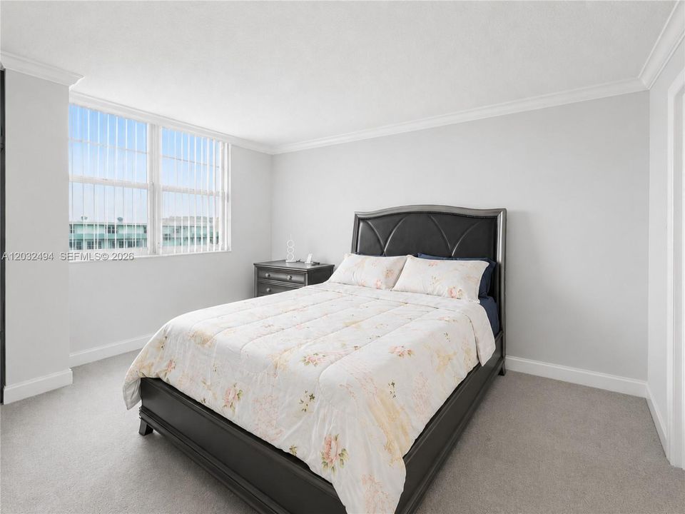 For Sale: $499,000 (1 beds, 2 baths, 824 Square Feet)