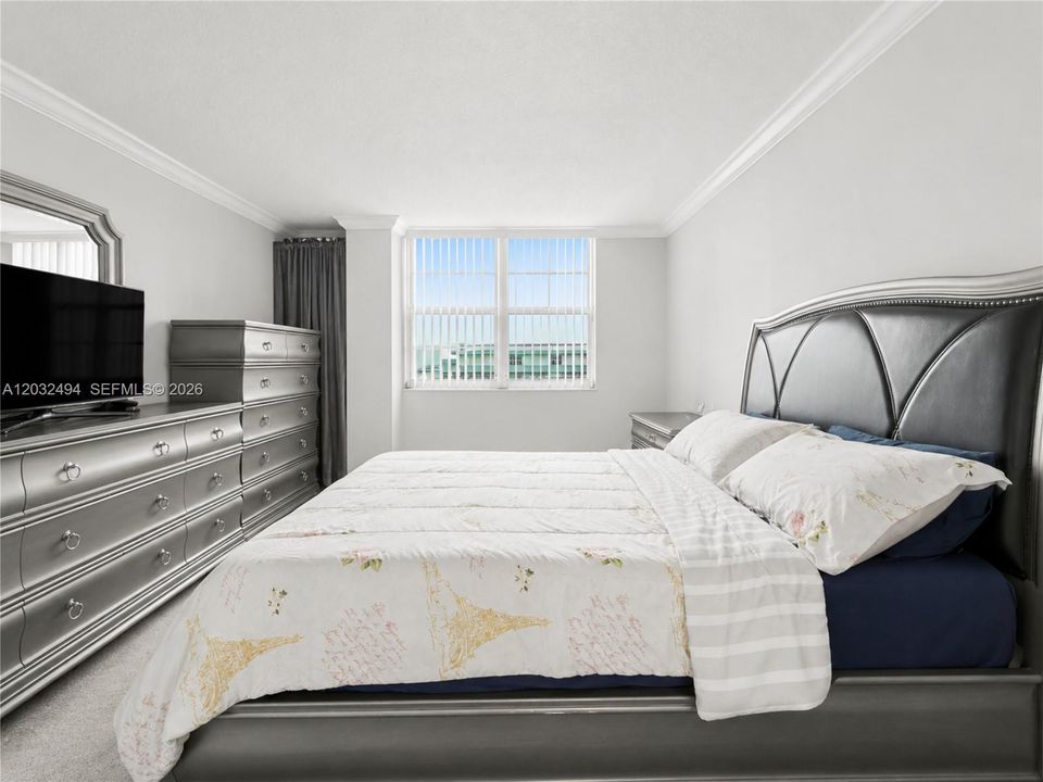 For Sale: $499,000 (1 beds, 2 baths, 824 Square Feet)