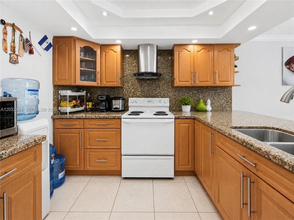 For Sale: $499,000 (1 beds, 2 baths, 824 Square Feet)