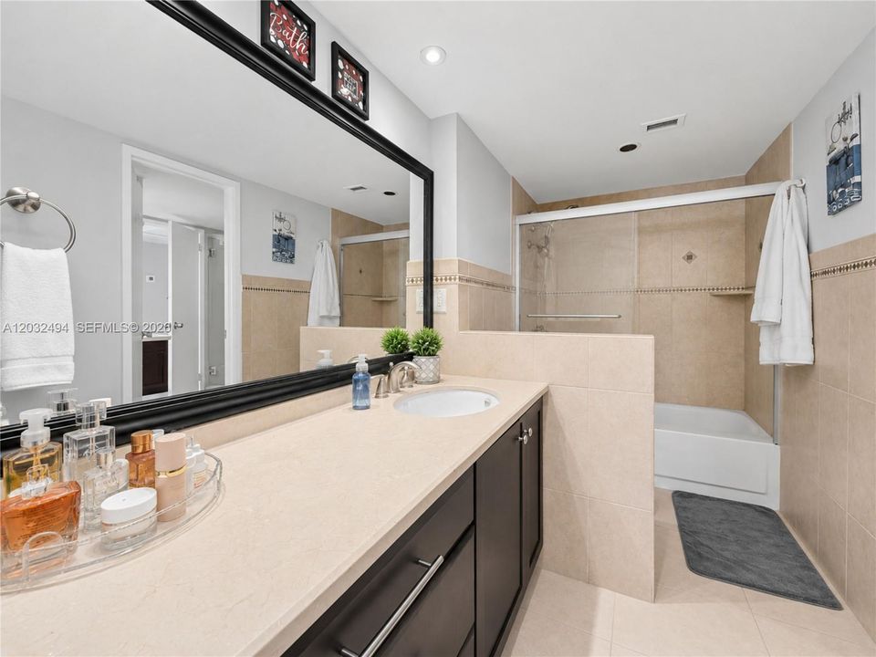 For Sale: $499,000 (1 beds, 2 baths, 824 Square Feet)
