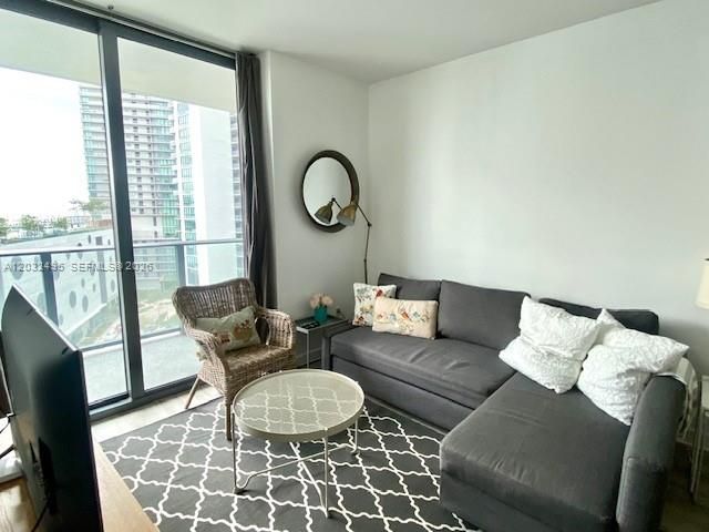 For Sale: $481,000 (1 beds, 1 baths, 622 Square Feet)