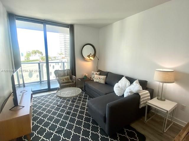 For Sale: $481,000 (1 beds, 1 baths, 622 Square Feet)