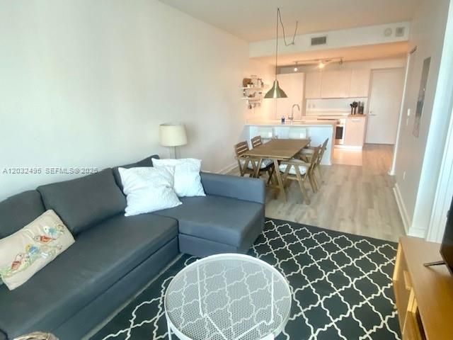 For Sale: $481,000 (1 beds, 1 baths, 622 Square Feet)