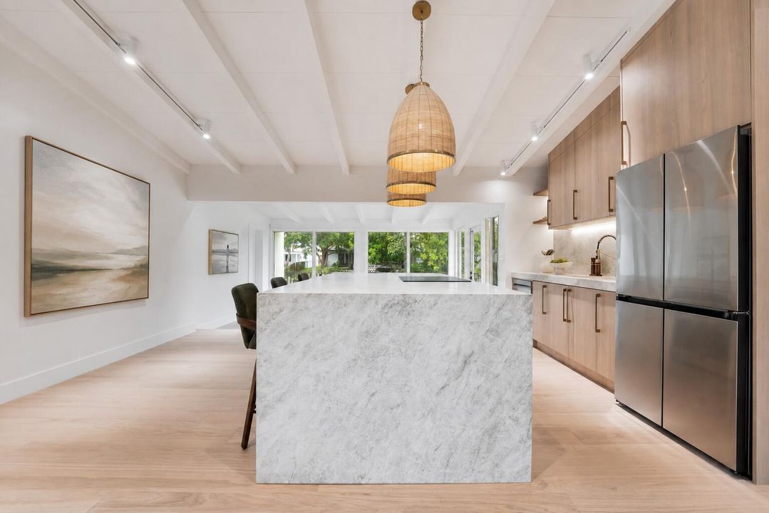 2425livingroomwallstaged