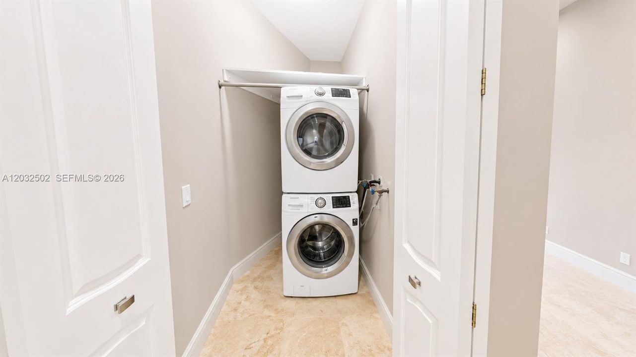 For Rent: $6,950 (4 beds, 3 baths, 2410 Square Feet)